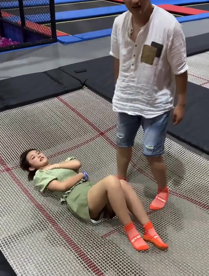 到底是他失误,还是她太重,这也太伤自尊了吧-度小视