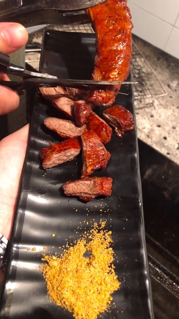 碳烧大油边炭烧酥里嫩,口感鲜香