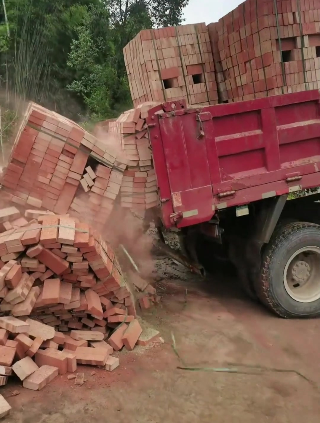 农村自建房运输红砖,这样暴力卸车,得碎掉一半