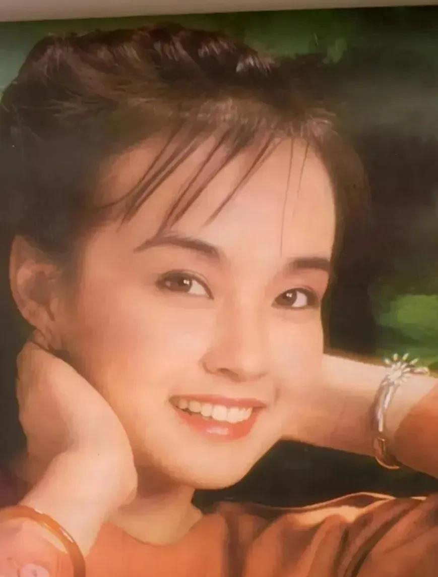 刘晓庆罕见的13张少女照片,20岁的她可爱到爆炸