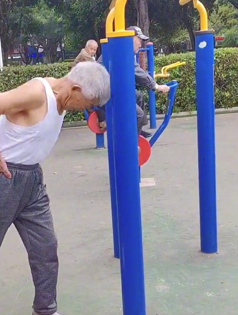 八旬大爷公园表演"铁头功"撞得铛铛响,大爷竟一点事没有