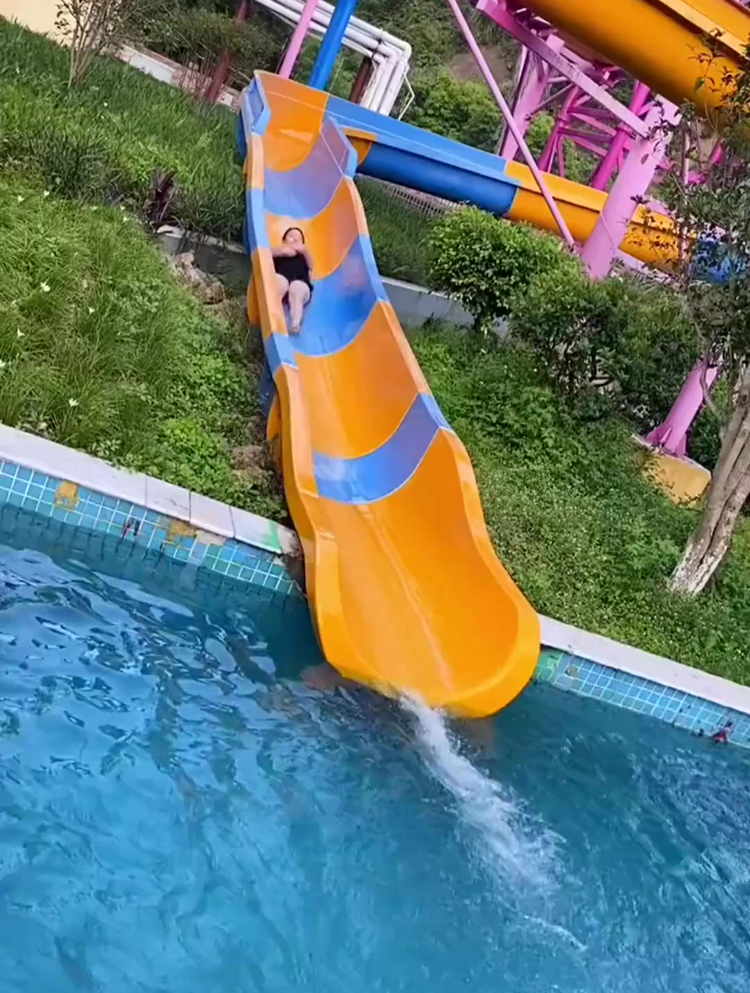 美女玩水上乐园滑梯,接下来一幕太尴尬了,羡慕那个救生员!