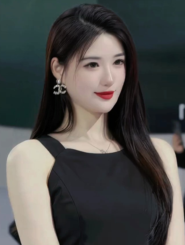 2023年济南国际车展的美女模特们