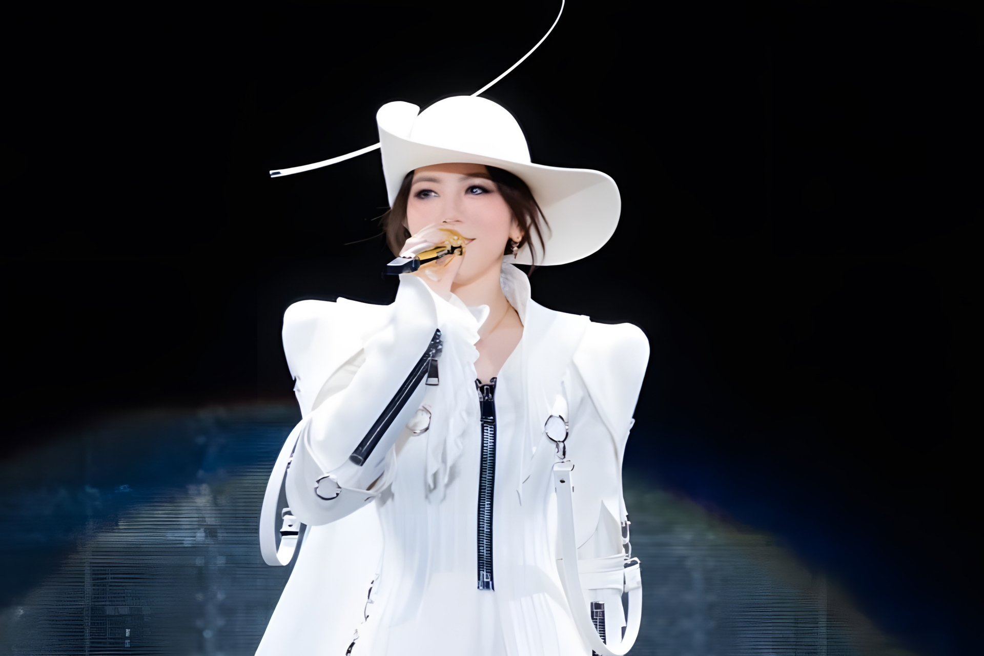 邓紫棋近日因婚纱造型引发热议,摔倒后崩溃大哭引网友心疼.