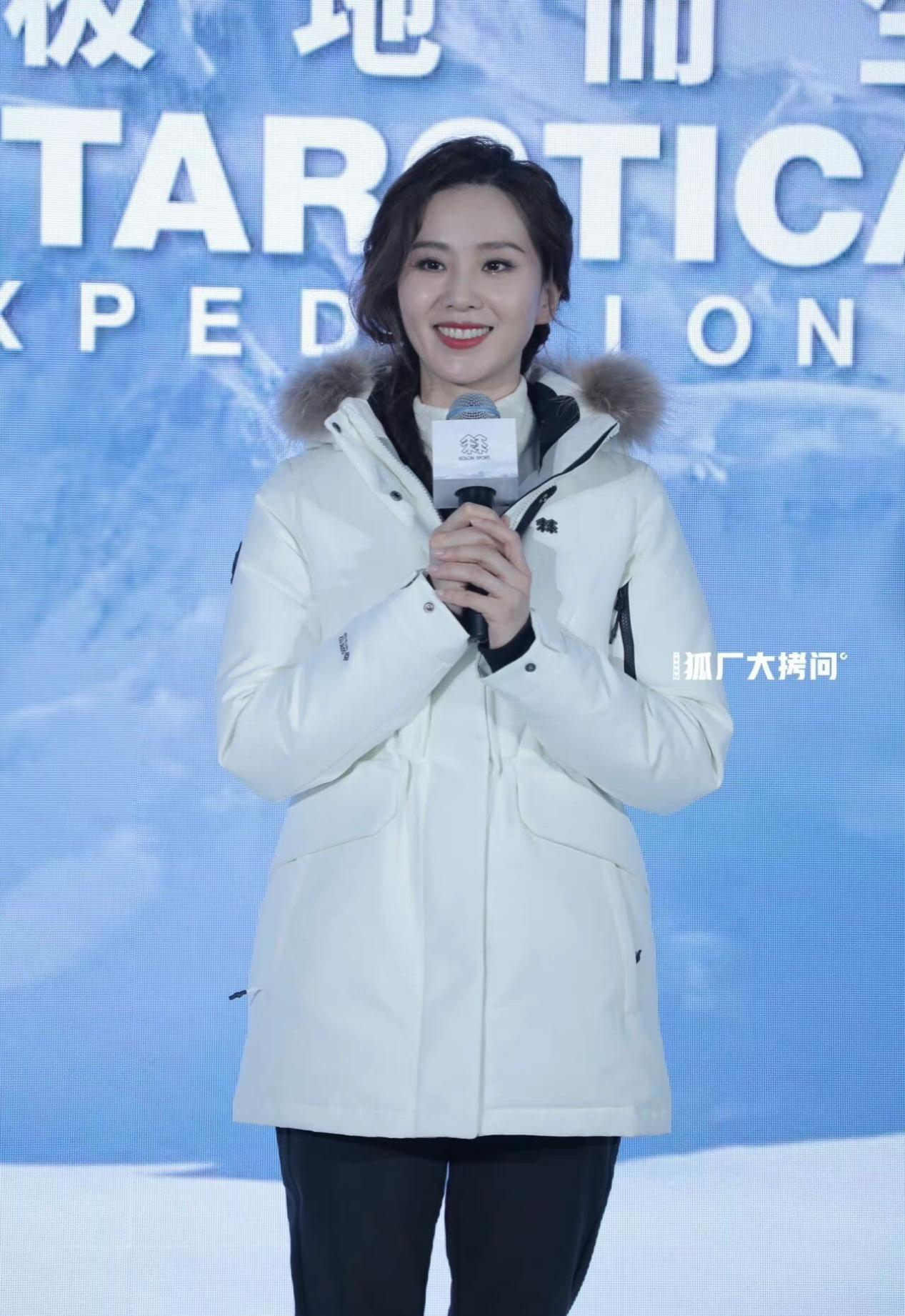 刘诗诗这才是冬天该有的穿搭,穿羽绒服都这么显瘦,太羡慕