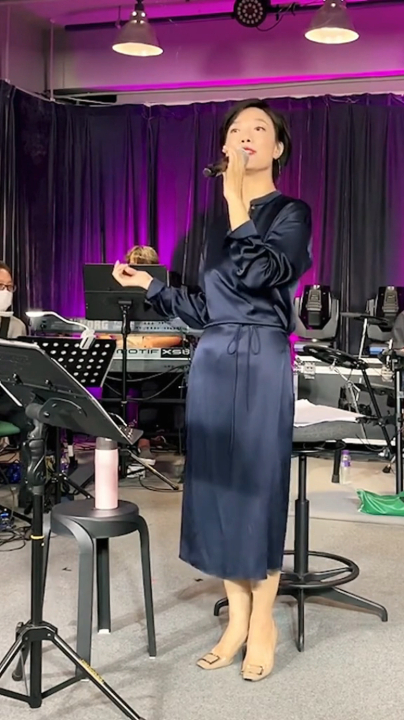 香港旺角小龙女龙婷现场演唱经典老歌