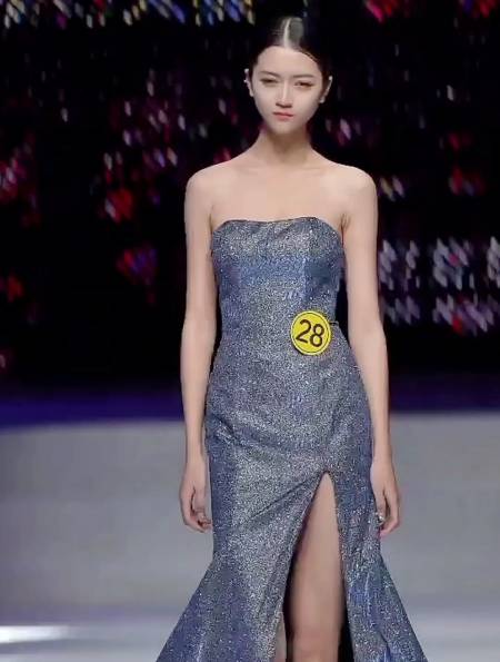 模特宋佳琪参加2022中国大学生服装模特大赛-度小视