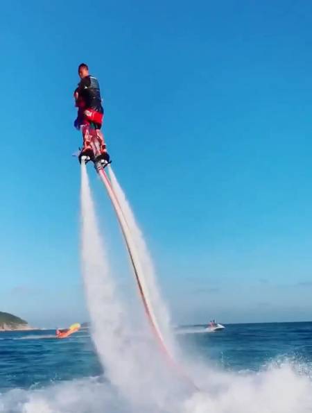 美女挑战水上人飞人,接下来的一幕,还缺工作人员吗?-度小视