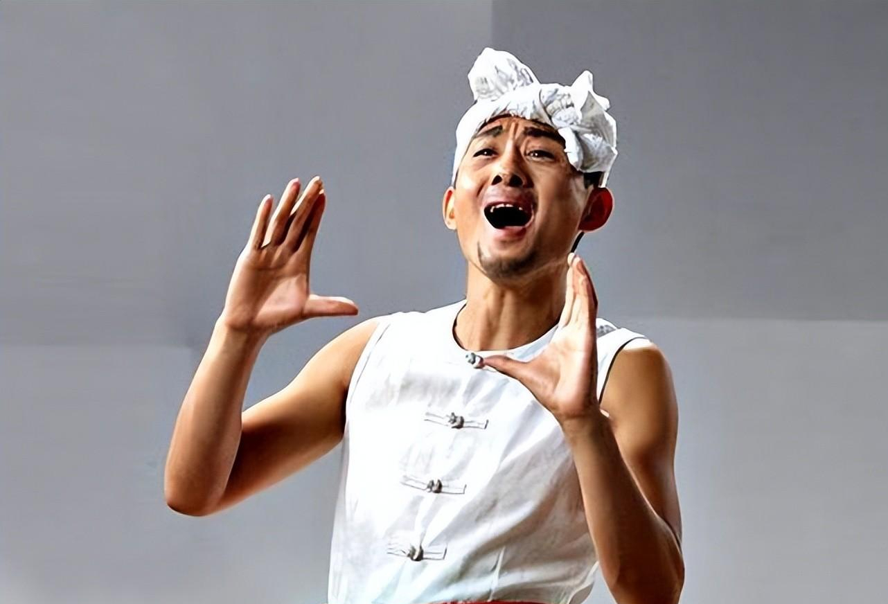 想当年阿宝这个名字可谓是火遍全国,当年他一身经典的陕北农民特色