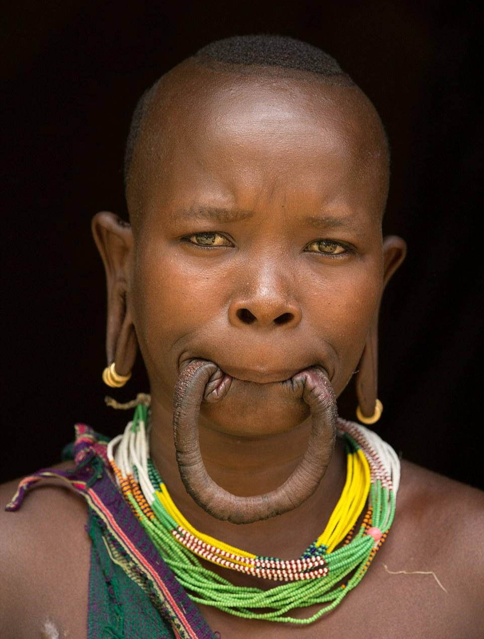 探秘非洲哈扎比部落,熬制神秘液体涂抹箭头,各种猎物手到擒来01