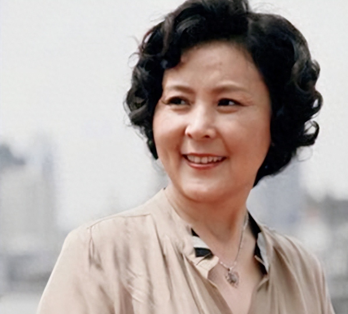昔日上影厂花旦陈鸿梅父亲早逝嫁给高干子弟的她如今幸福