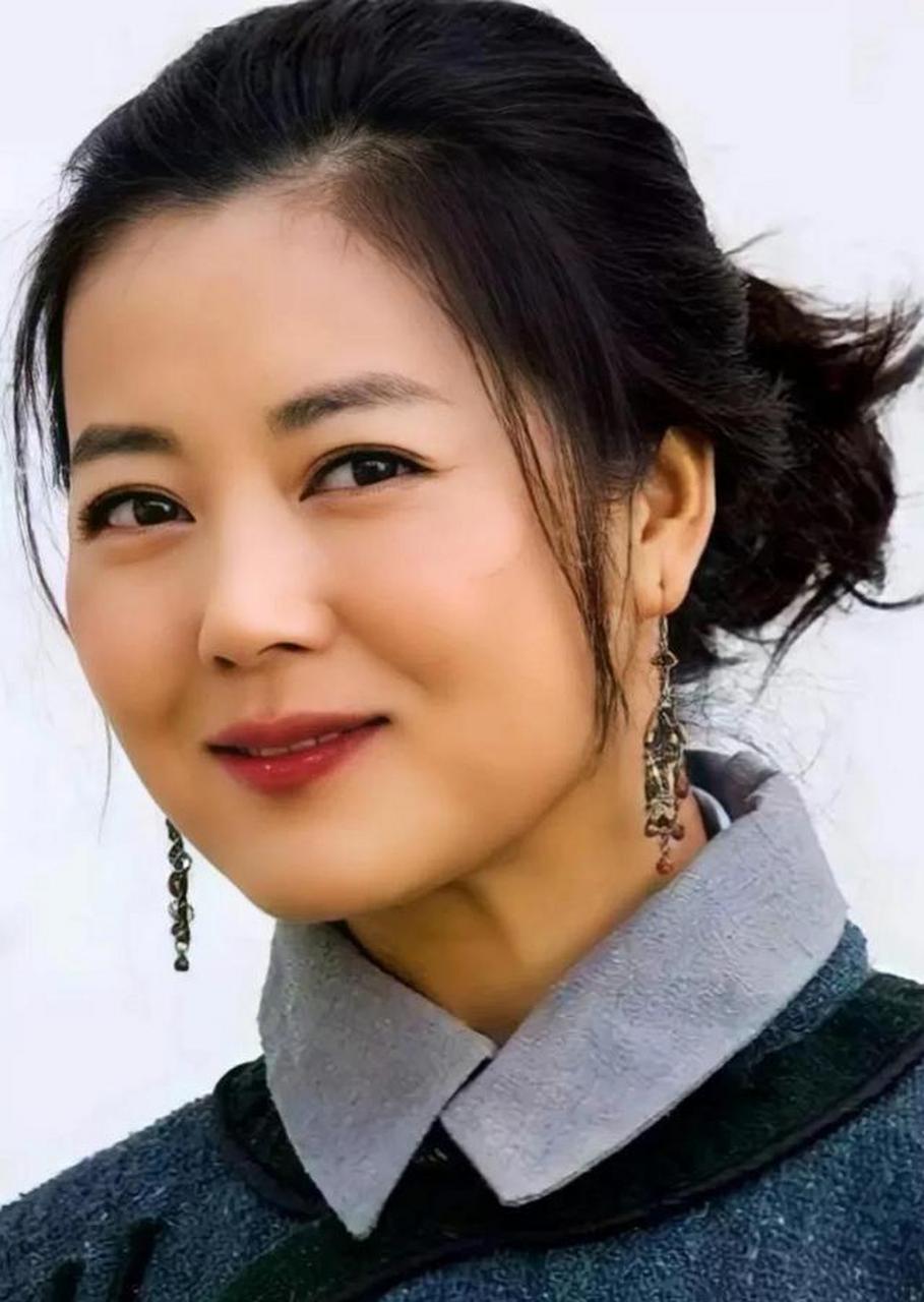 王茜华是一个出身农村的女孩,通过努力和坚持成为了一名电视明星.