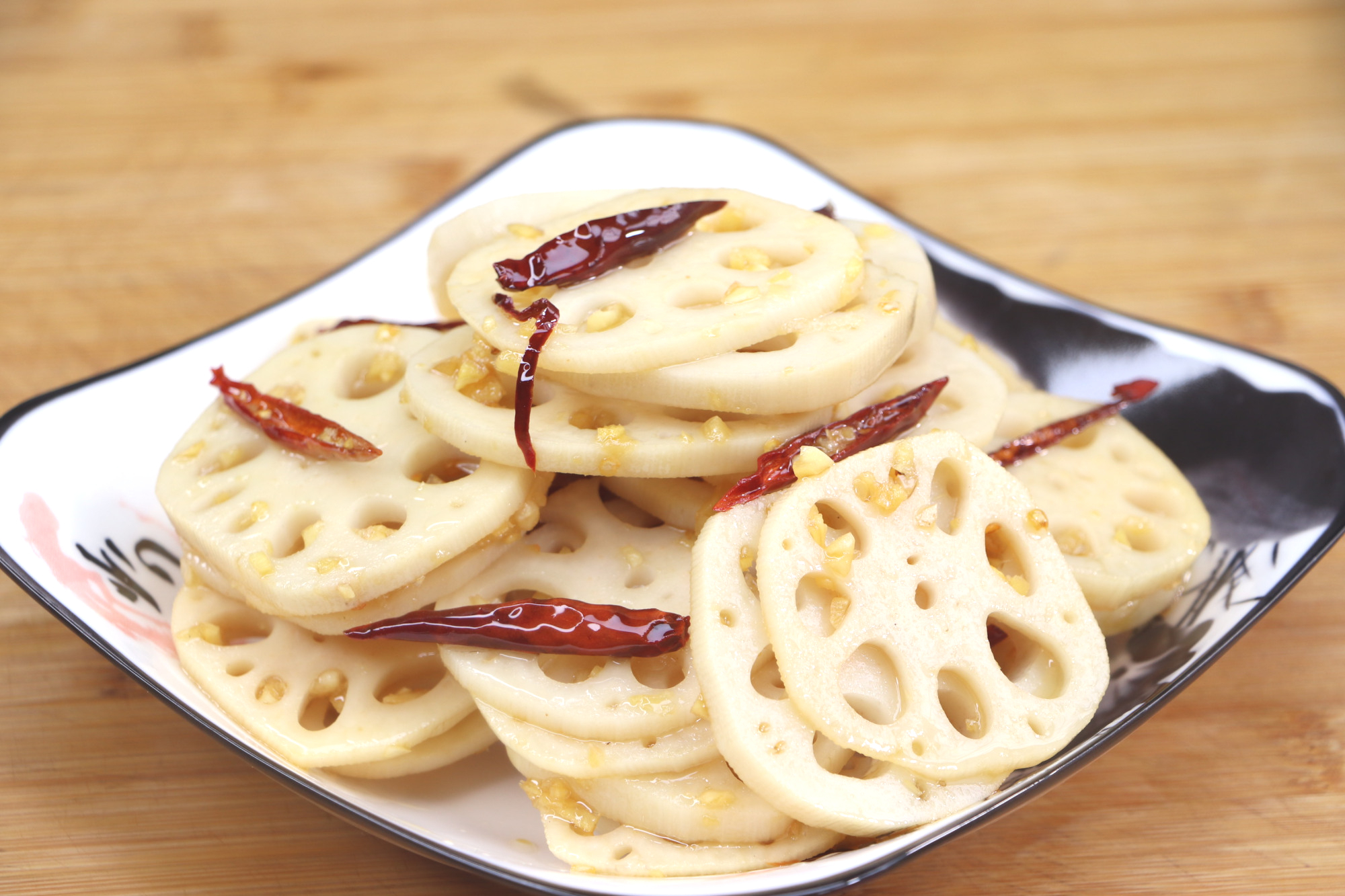 怪不得饭店的凉拌莲藕那么好吃,原来技巧在这里,清脆爽口不发黑