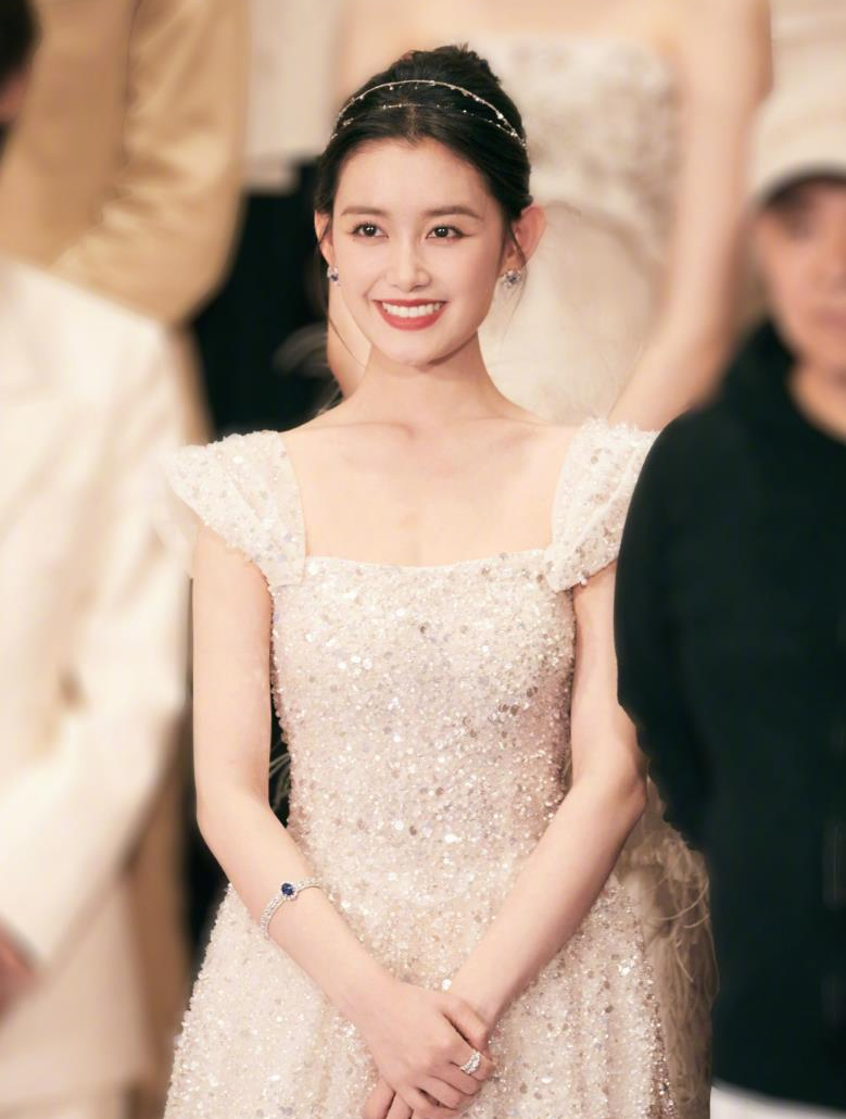 蒋依依星辰大海活动造型一身亮晶晶薄纱长裙太美了