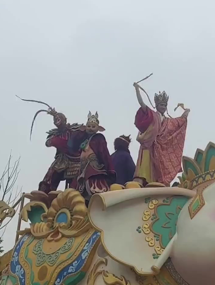 西游乐园唐僧师徒巡游跳舞,魔性出圈