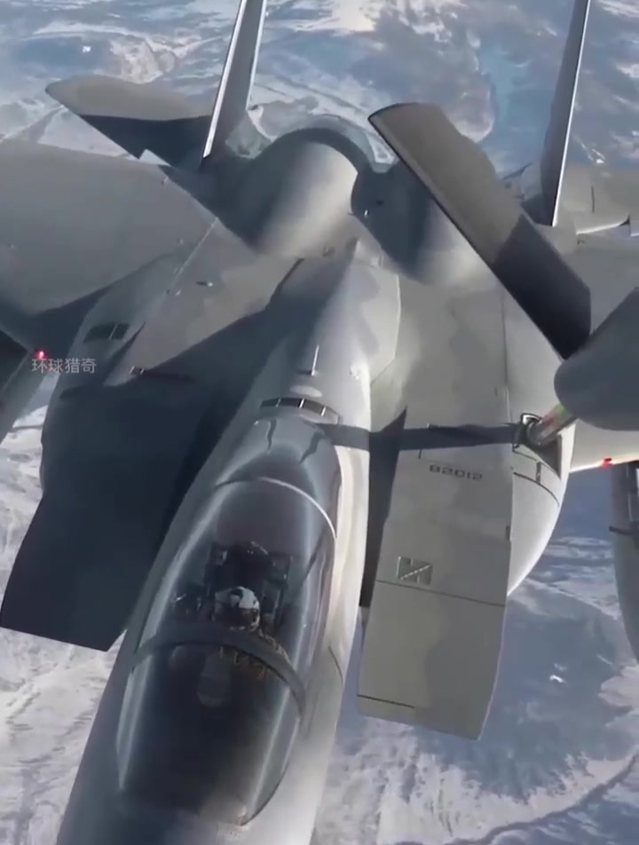 f15战斗机在阿拉斯加太平洋上空进行