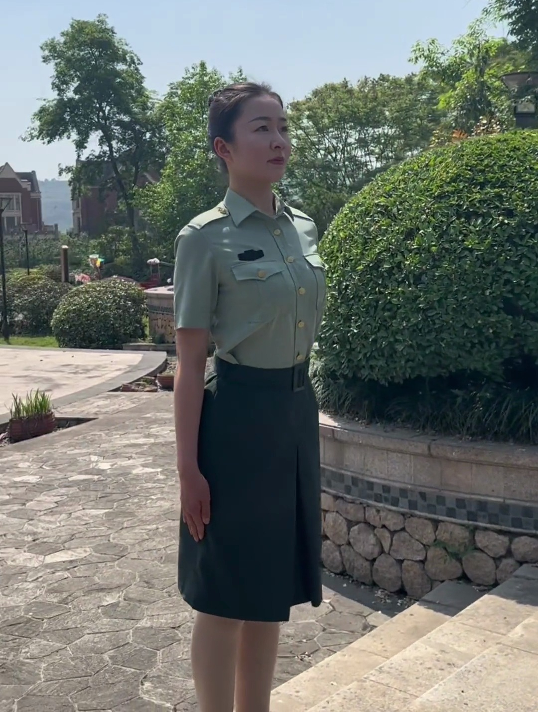 退役五年女兵,战友们我的站姿还标准吗?请班长点评,退伍不褪色