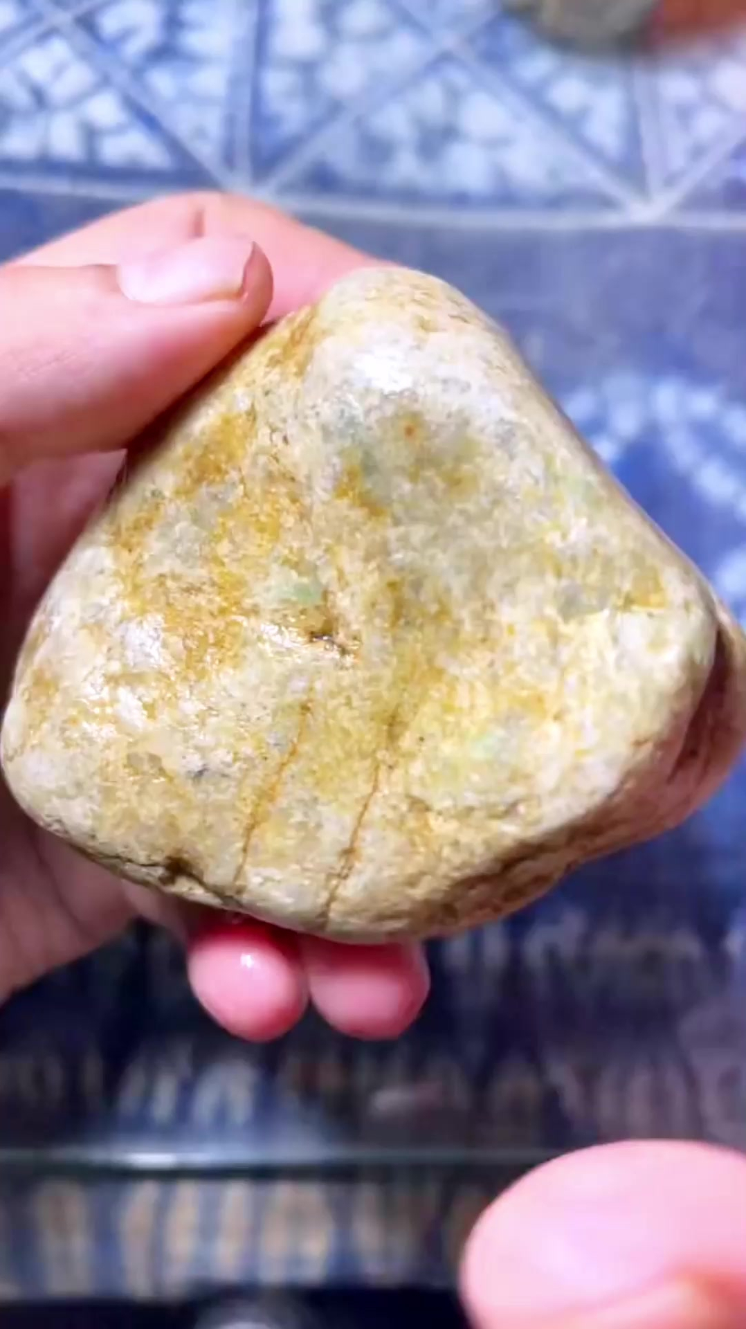 翡翠原石大马坎老场口,360克带色花底色,肉质细腻有光泽