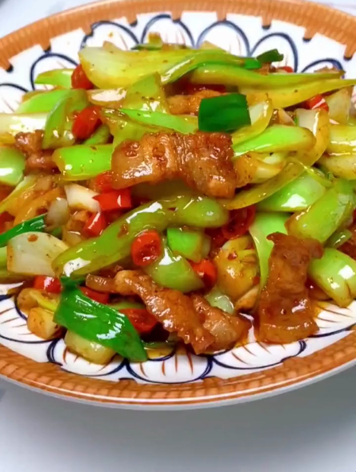 孩子不爱吃饭,我就给他做这道五花肉炒白菜梗,开胃下饭-度小视