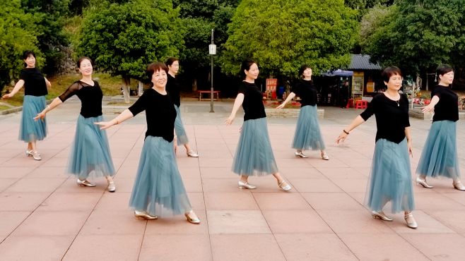 [图]广场舞《红豆花开的地方》旋律优美动听，舞姿轻盈柔美，百看不厌