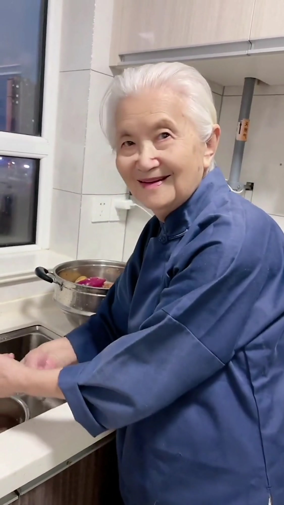 93岁奶奶曾是大家闺秀骨子里的优雅青布素衣传统家风传承至今