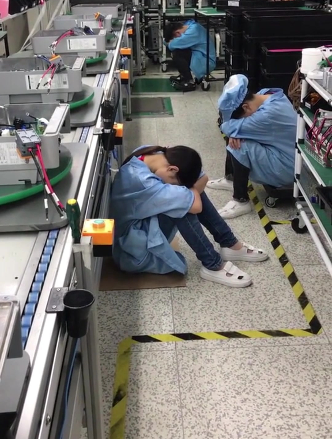 一进厂就看到这一幕,上夜班的同事辛苦了,你们放心睡吧!