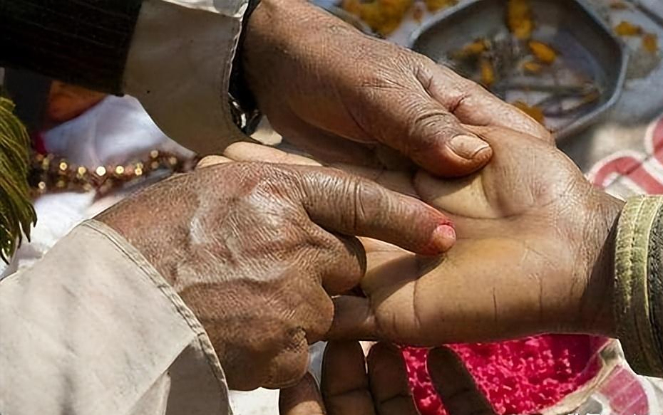 回顾人类指纹的斗和簸算真的是基因诅咒难道每个人未来早已注定