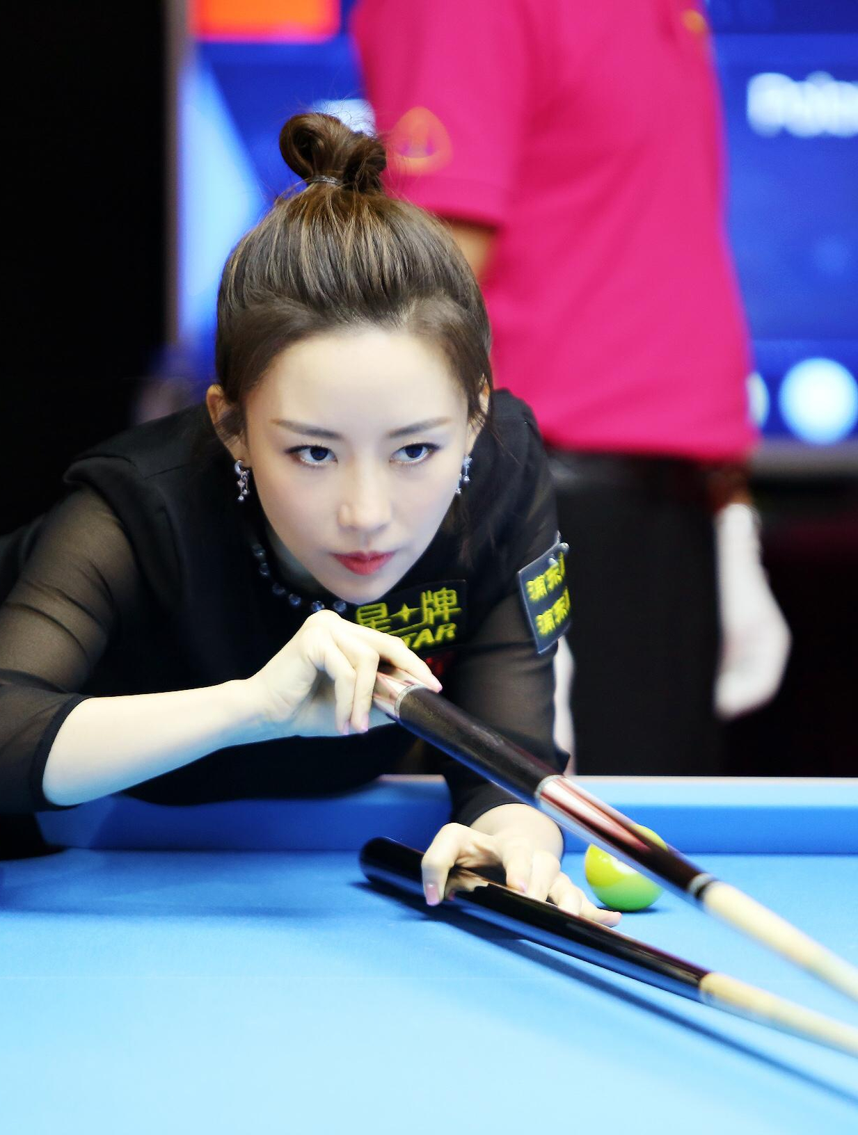 潘晓婷对战黑寡妇两人硬是把九球打成斯诺克,天后之争巅峰对决2-度小