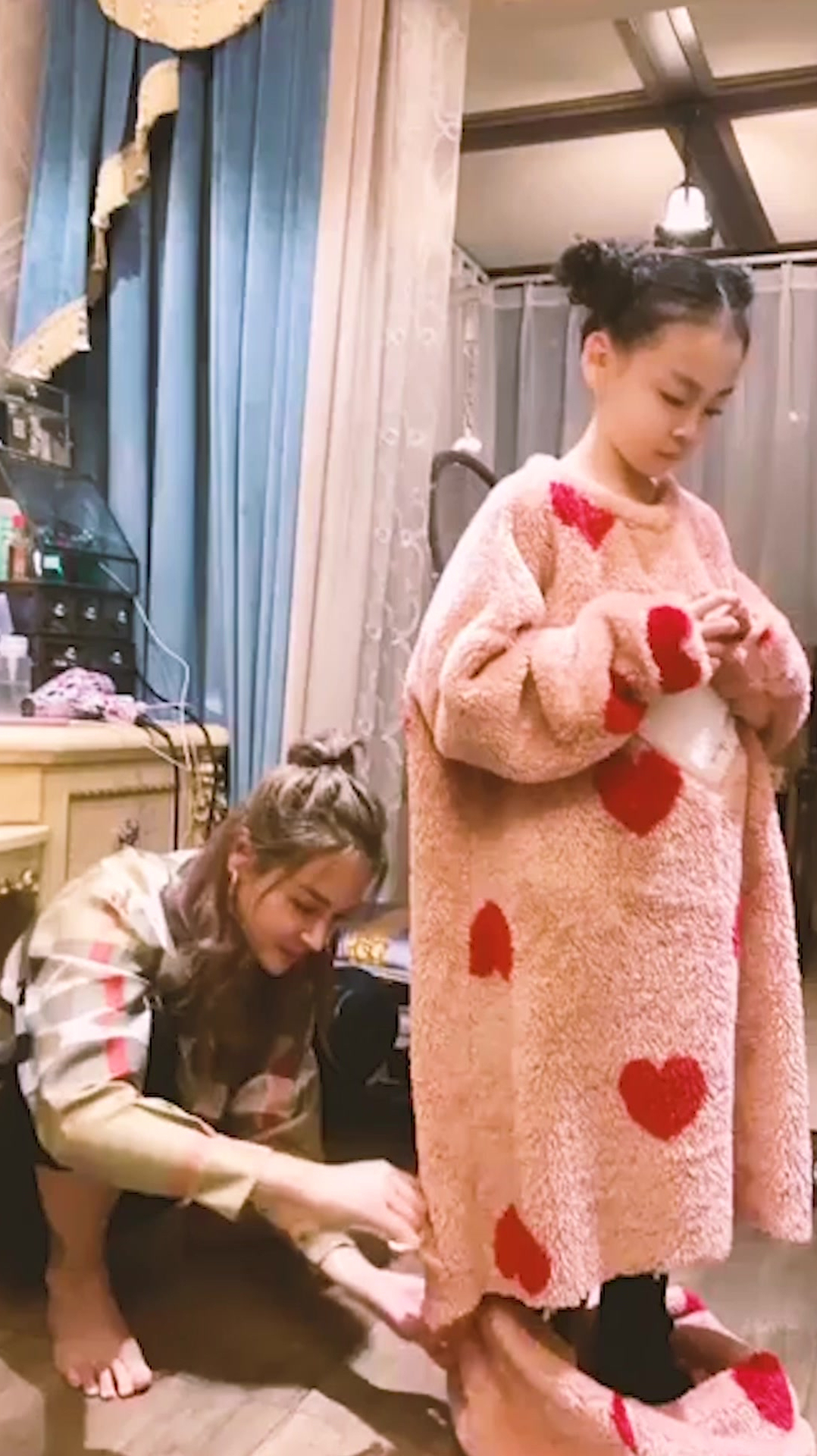 睡衣买大了,童模焱娃娃的妈妈一个剪刀搞定,我算是佩服了