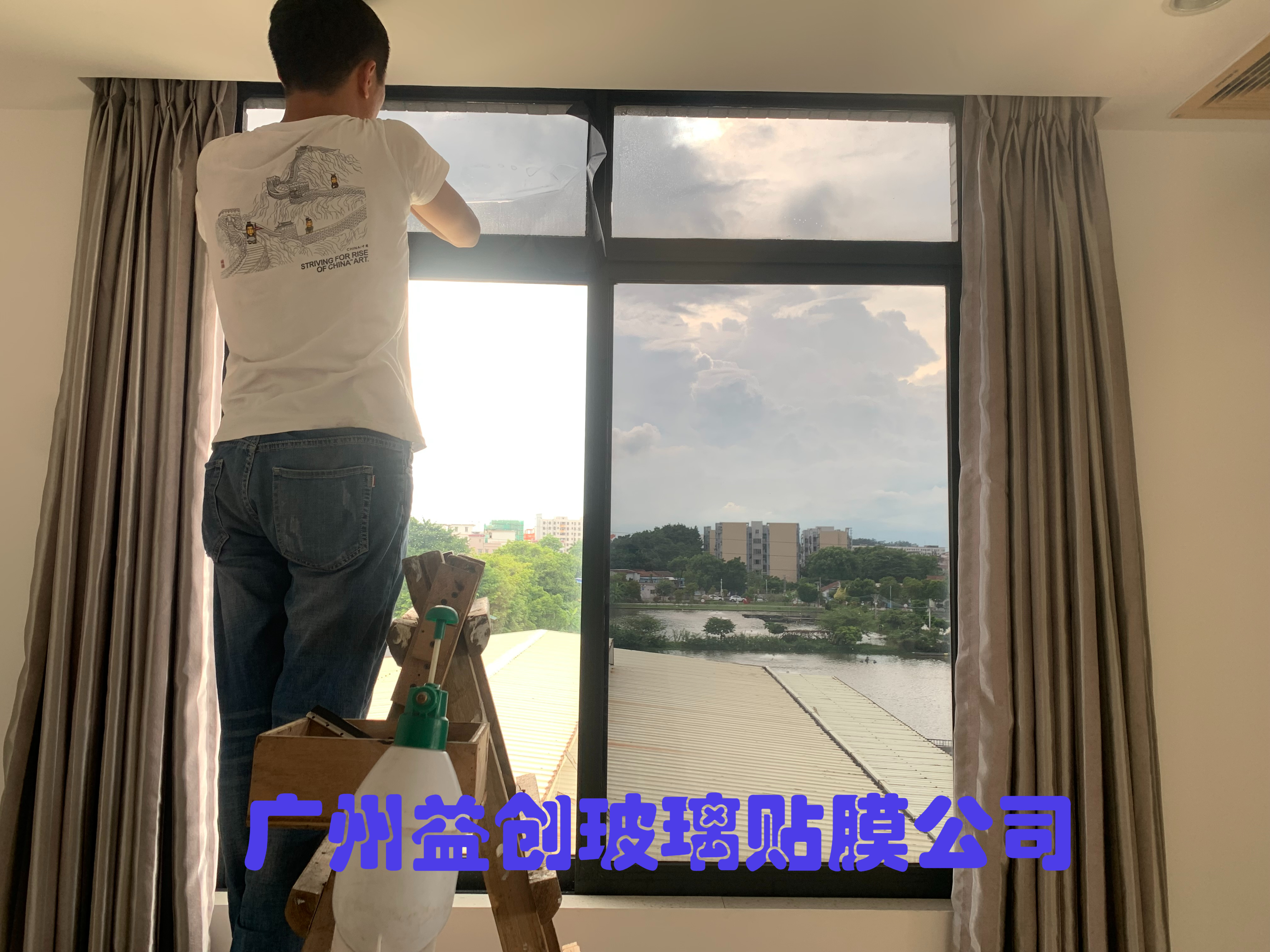 玻璃贴膜上门安装