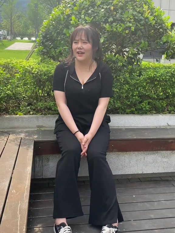 空气中充满了尴尬