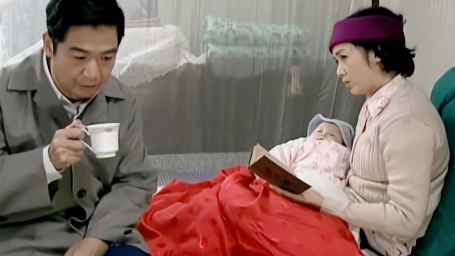 佟多多在家排行老三,是文丽和佟志最小的女儿,也是最不被期待的孩子.