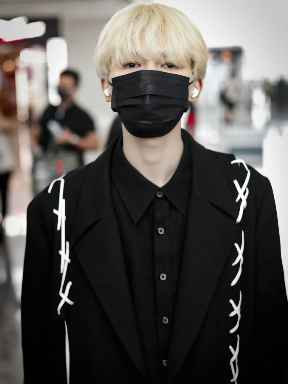 朱正廷 | 黑白简约风穿搭 小众又很有设计感 朱正廷今天的机场穿搭