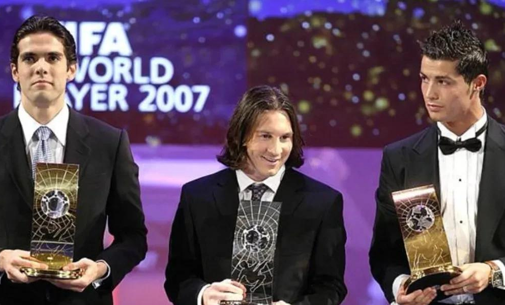 梅西身高只有170,站在c罗和卡卡旁边矮了不少,但他拿金球奖最多