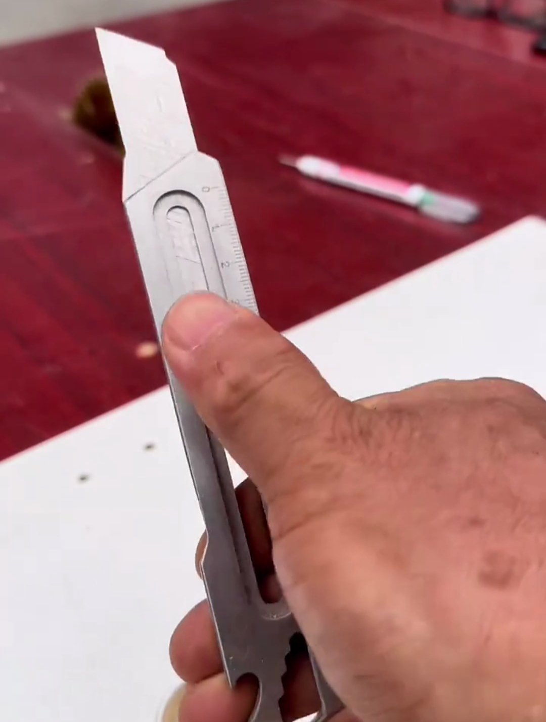 号称"能用一辈子"的美工刀,拿在手上手感就是好!