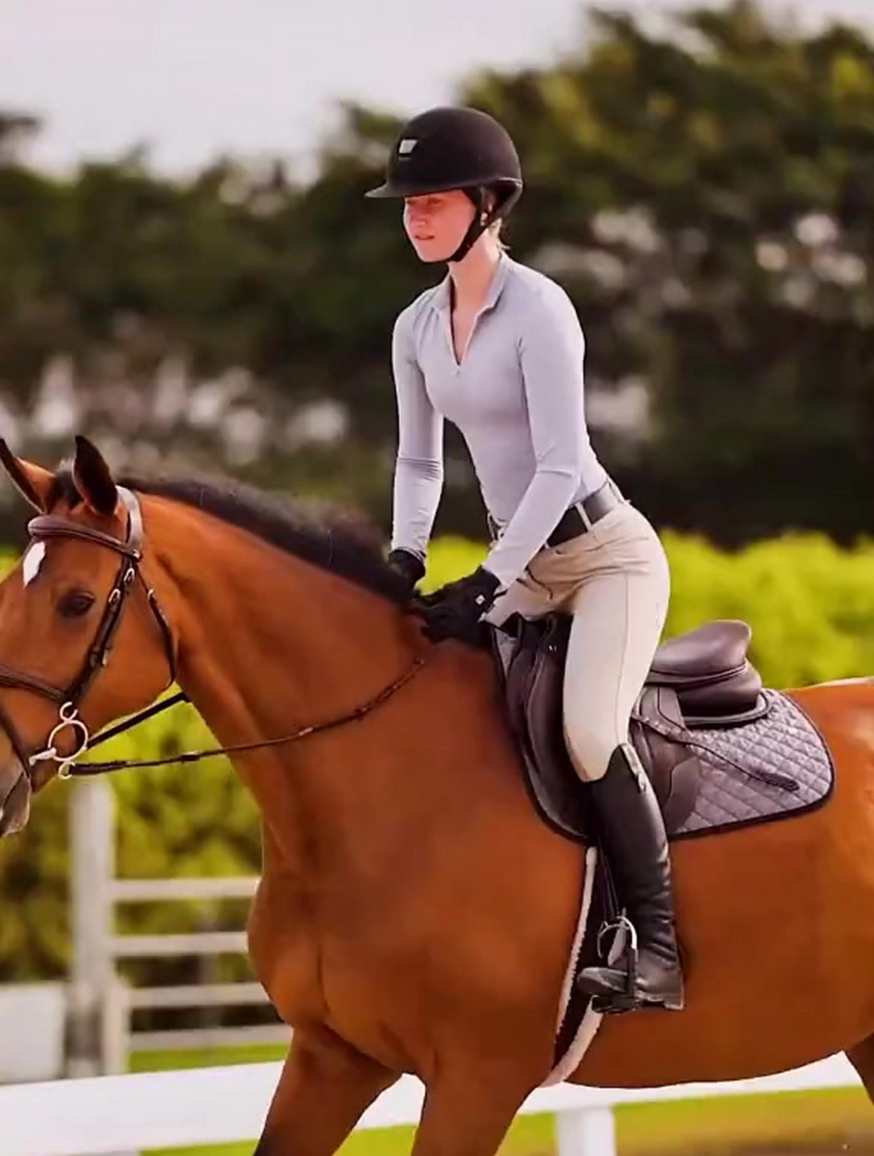 欧美美女紧身衣骑马的高清慢放真是男人福音!-度小视