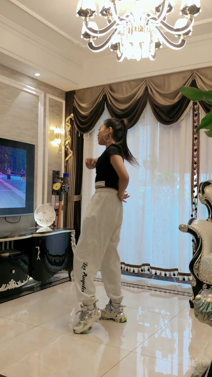 广场舞小姐姐舞姿太美,在家也要跳起来