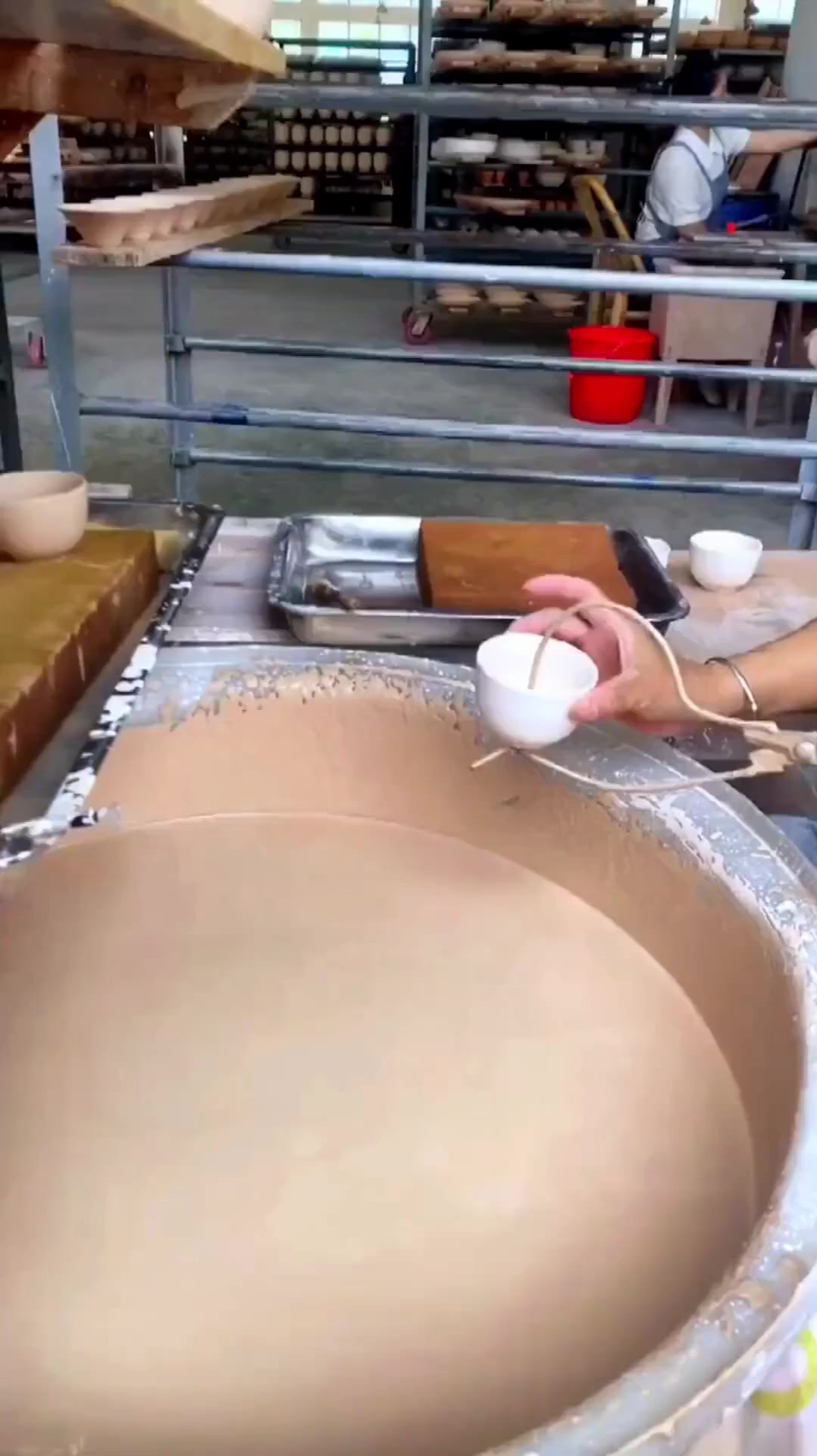 世界非物质文化遗产,陶瓷手艺人,展示陶瓷上釉过程