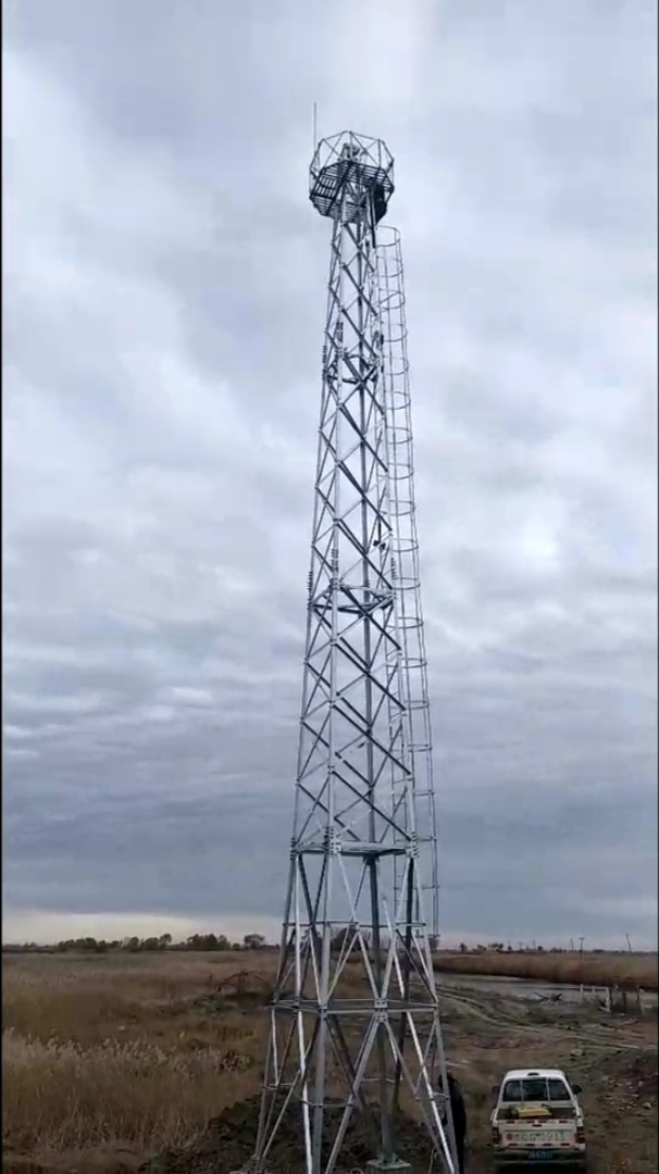 监控塔安装现场草原防火监控铁塔