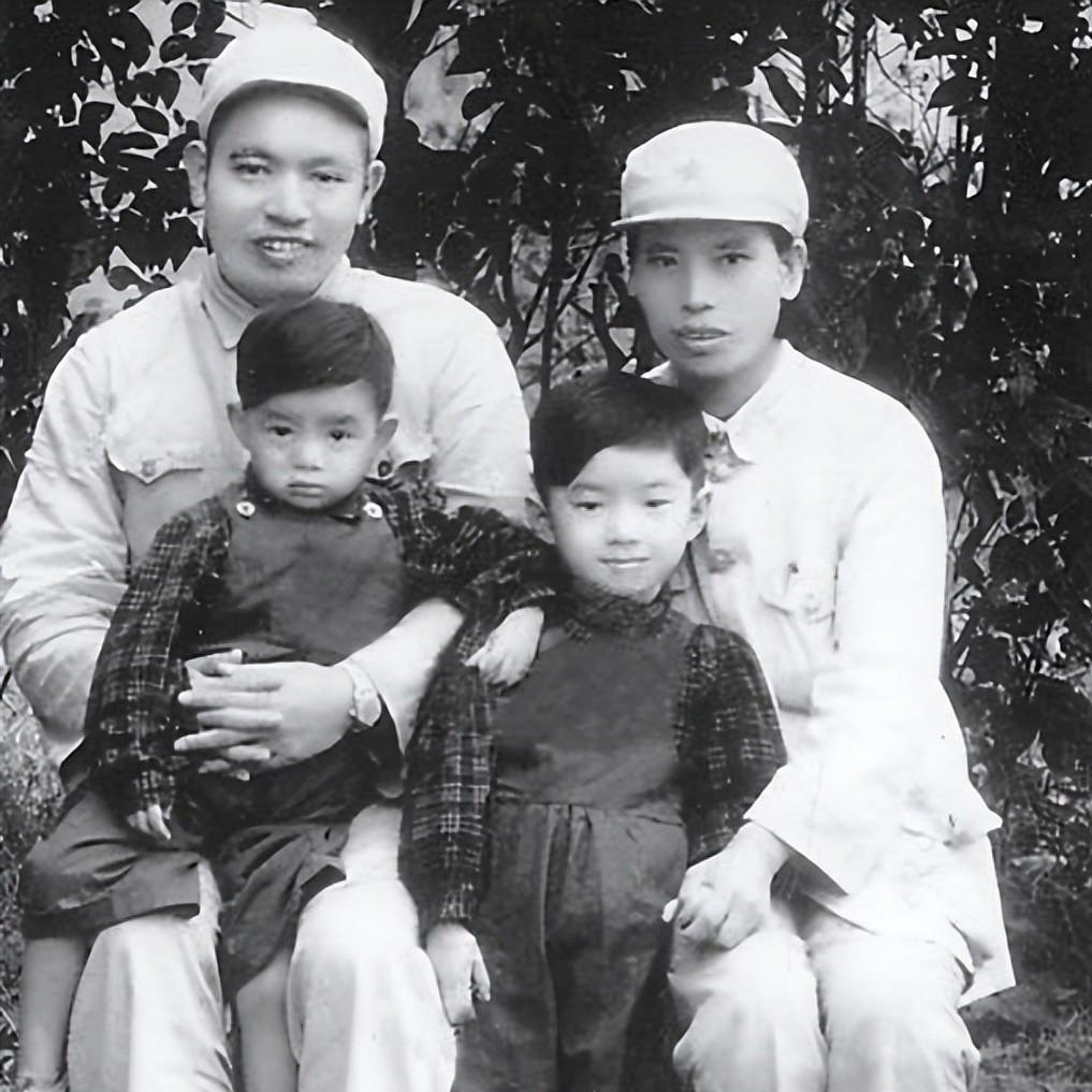 他是开国中将的儿子在2002年被授中将军衔仅过了一年就遭降职