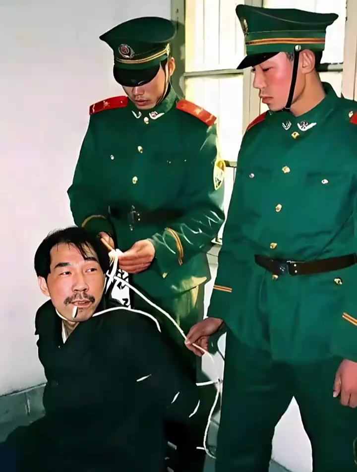 法子英被带往刑场执行死刑时的画面!他脸上竟然露出了诡异的笑容