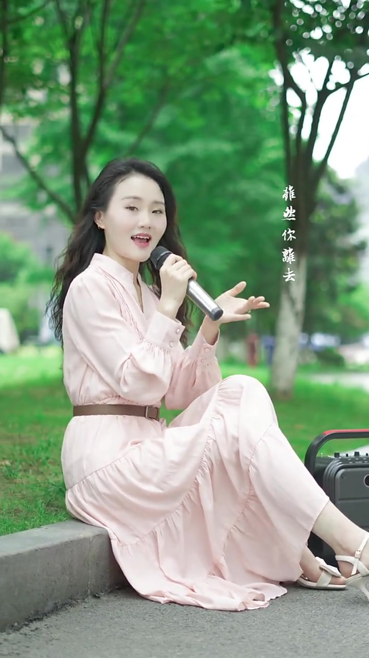 贵阳二小姐户外演唱《负心的你》百听不厌,欢迎观看-度小视