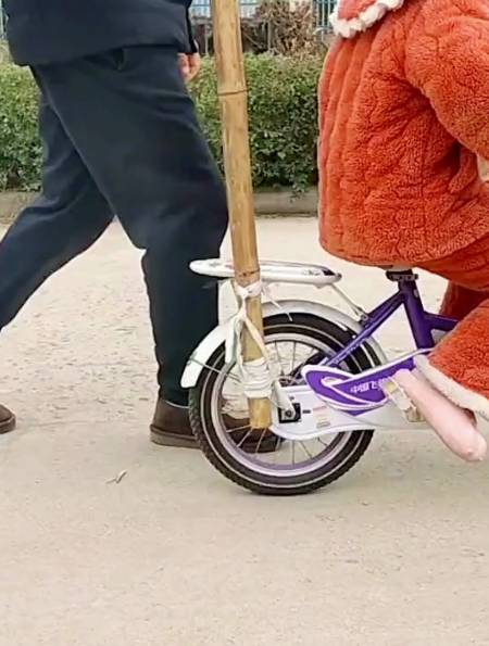 孩子学自行车,爸爸用一根棍子解决,这办法真好用-度小视