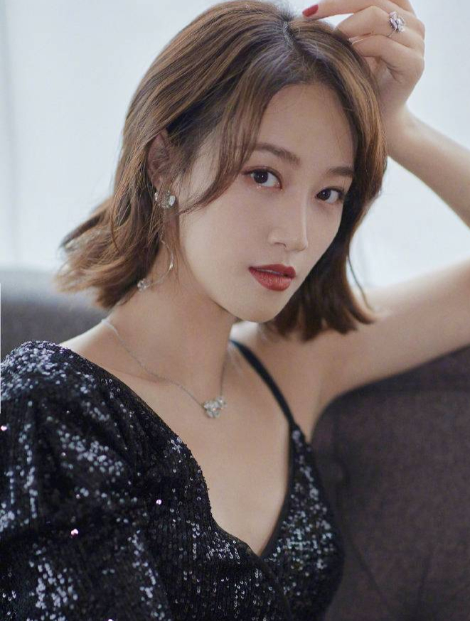 有野心的女人蓝盈盈,气质优雅,娇艳动人!