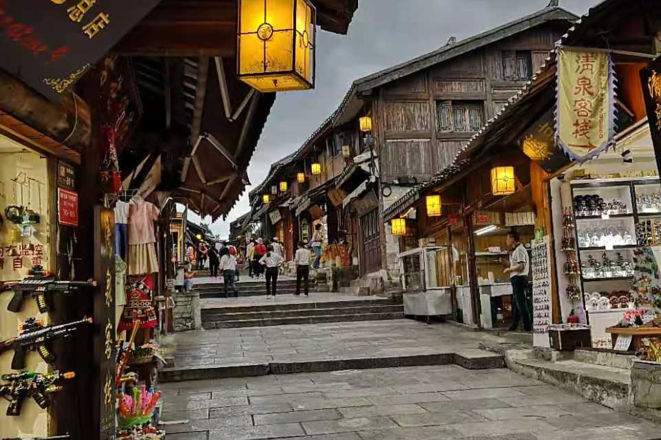 贵州"青岩古镇",门票免费,游客:"状元蹄"好吃