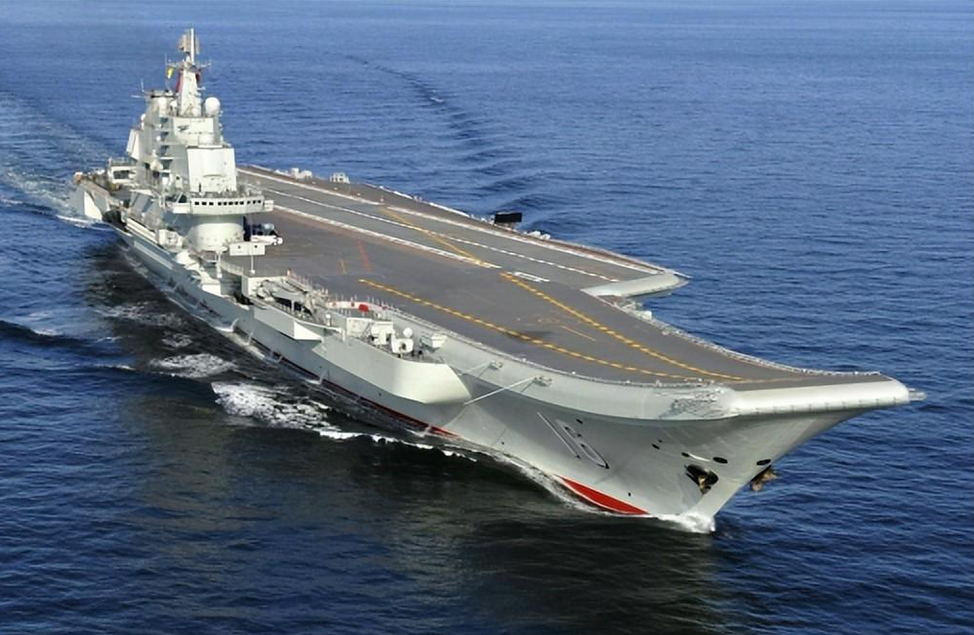 中国海军现状曝光:航母制造激战中,美国却隐密发展两栖舰!