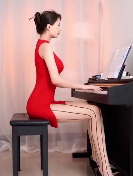 美女钢琴弹奏,看到脚上高跟鞋,瞬间沦陷了!-度小视