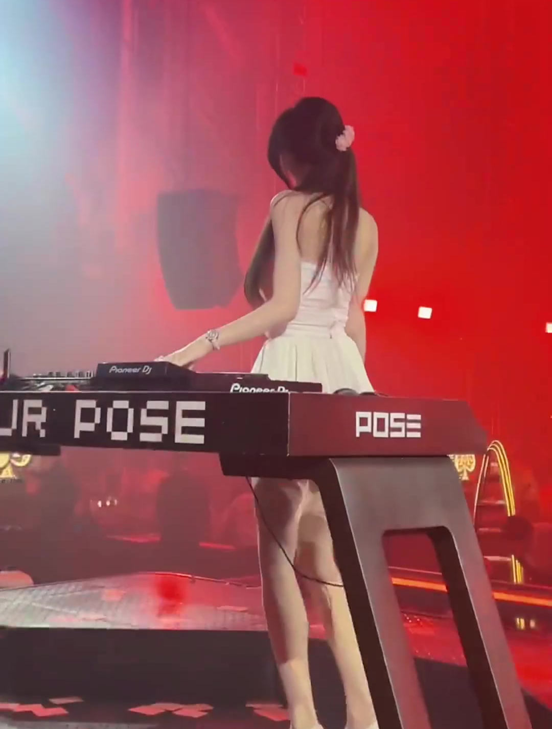 性感美女蹦迪苏喂苏喂,高颜值高身材,这气氛简直太燃了!