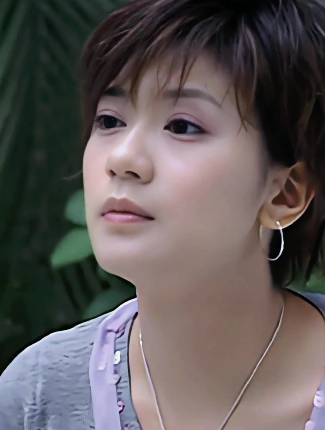 贾静雯穿粉嫩职业装时尚干练,低头浅笑颜值减龄20岁-度小视