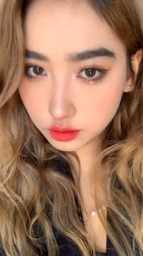 红唇甜酷拽姐风妆容